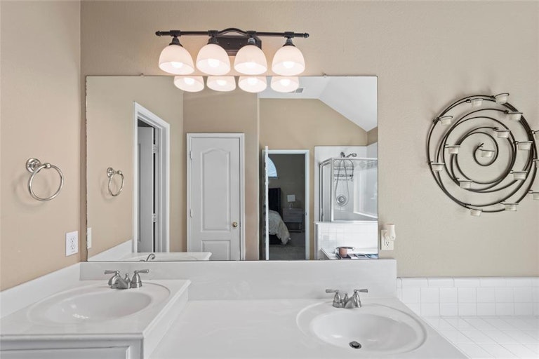 Photo 19 of 39 - 318 Fort Edward Dr, Arlington, TX 76002