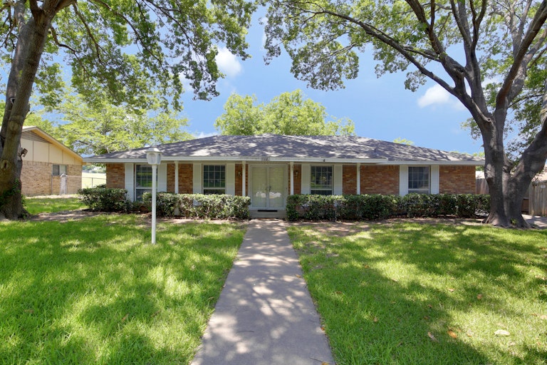 Photo 1 of 25 - 221 Meadowcreek Dr, Desoto, TX 75115