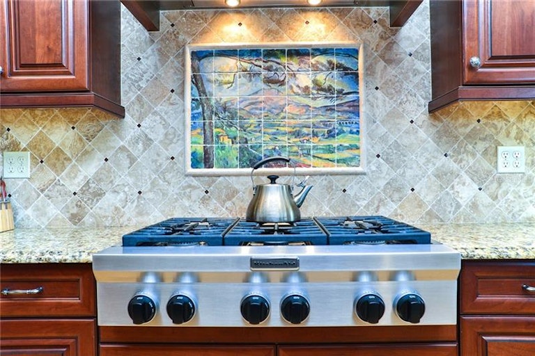 Photo 11 of 25 - 329 Bayview Dr NE, Saint Petersburg, FL 33704