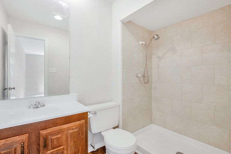 Photo 10 of 25 - 2324 Chinaberry Dr, Bedford, TX 76021