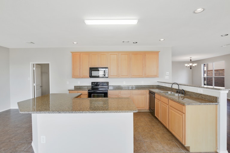 Photo 17 of 38 - 4909 Blue Top Dr, Fort Worth, TX 76179