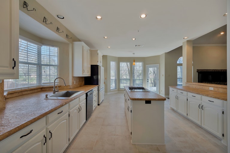 Photo 9 of 38 - 5705 Pleasant Run Rd, Colleyville, TX 76034