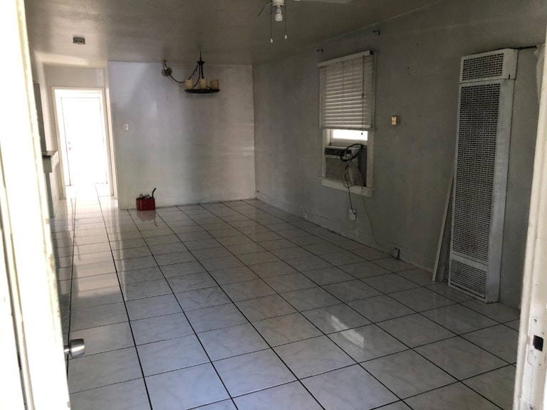 Photo 7 of 19 - 5080 Enrico Blvd, Sacramento, CA 95820