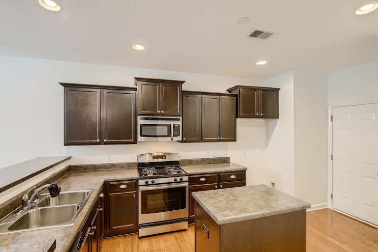 Photo 10 of 27 - 1390 Sandtown Grn SW, Marietta, GA 30008