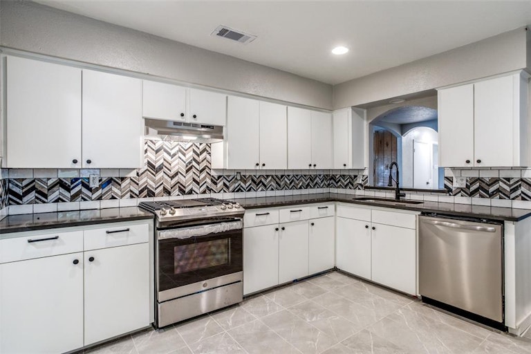 Photo 6 of 19 - 551 Cripple Creek Dr, Duncanville, TX 75116