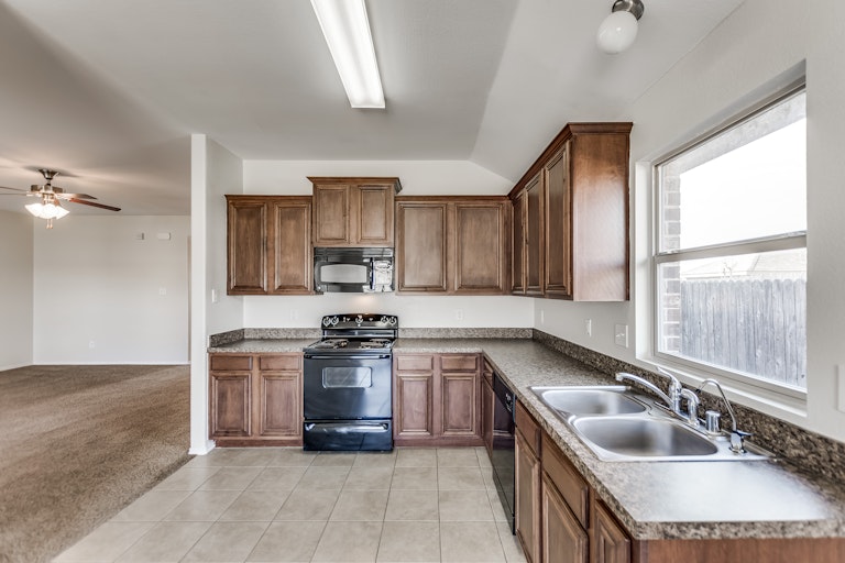 Photo 3 of 18 - 2508 Cumberland Trl, Balch Springs, TX 75181