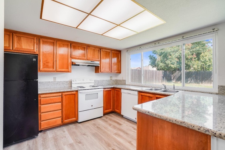 Photo 7 of 36 - 4636 Baywind Dr, Sacramento, CA 95838
