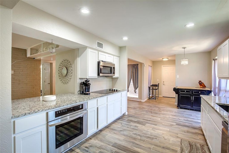 Photo 8 of 39 - 2914 Starboard Dr, Rockwall, TX 75087