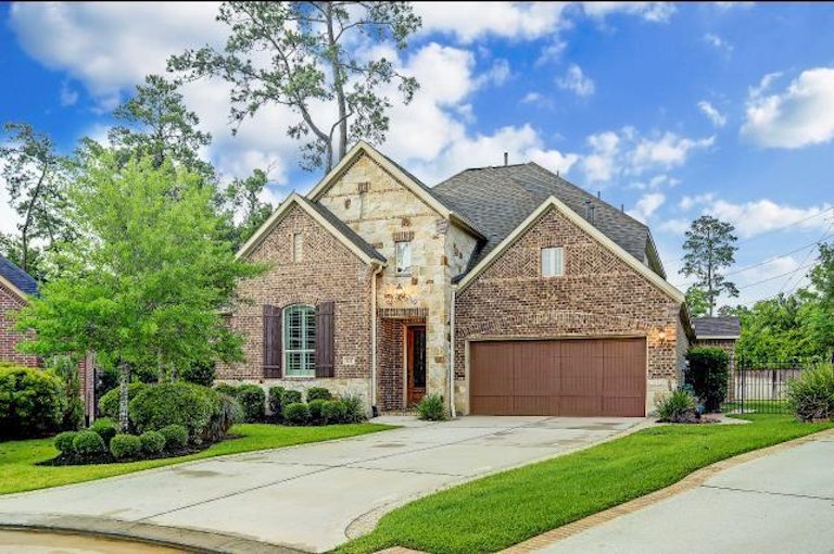 Photo 1 of 22 - 111 Tadpole Ct, Tomball, TX 77375