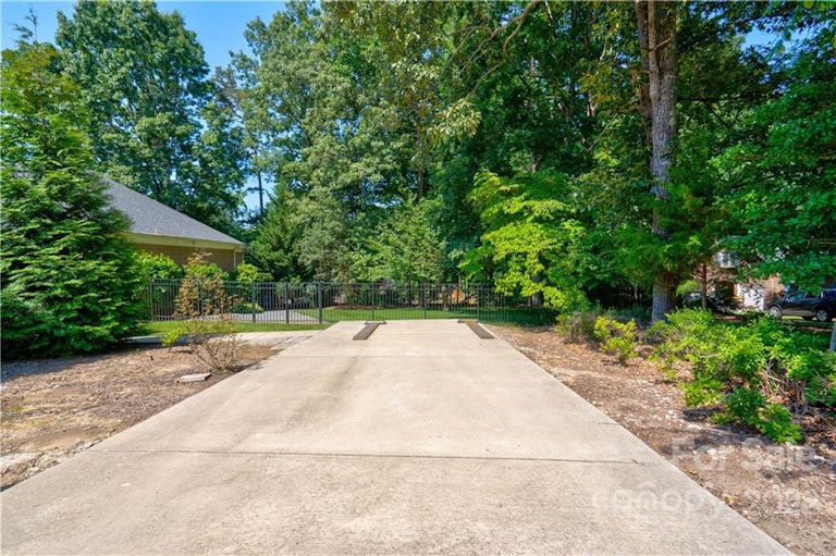 Photo 29 of 32 - 103 Medallion Ct, Gastonia, NC 28056
