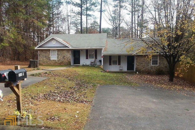 Photo 2 of 8 - 8546 Pineland Dr, Jonesboro, GA 30238