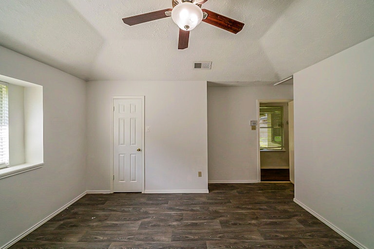 Photo 17 of 28 - 26 Parkbriar Cir, Baytown, TX 77521