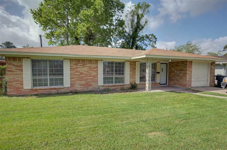 Photo 2 of 11 - 5118 Noldale Dr, Houston, TX 77016