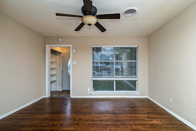 Photo 5 of 17 - 1008 Powell Rd, Mesquite, TX 75149