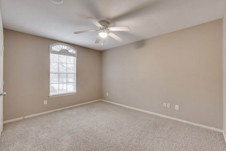 Photo 11 of 21 - 5001 Boxwood Ln, McKinney, TX 75070