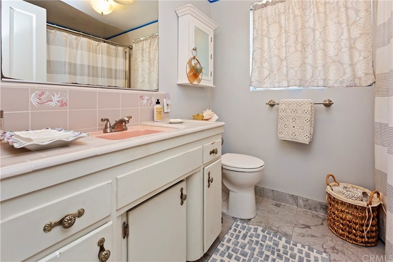 Photo 21 of 41 - 153 N Hacienda Ave, Glendora, CA 91741