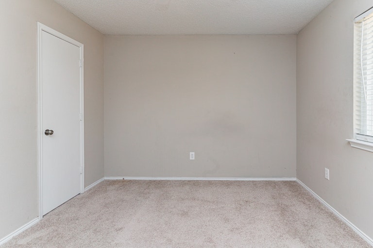 Photo 11 of 19 - 2552 Pilgrim Rest Dr, Dallas, TX 75237