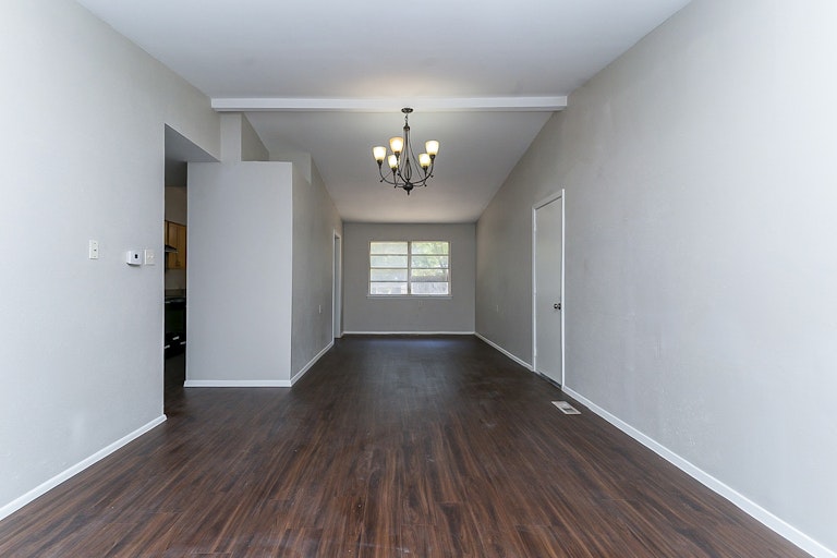 Photo 5 of 18 - 1914 Winthrop St, Irving, TX 75061