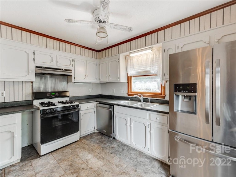 Photo 12 of 29 - 3309 Autumn Dr, Gastonia, NC 28056