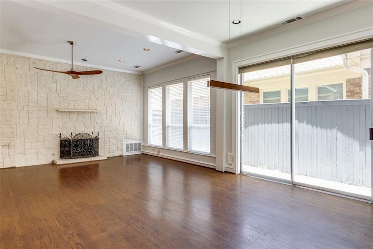 Photo 2 of 11 - 3444 Lovers Ln, Dallas, TX 75225