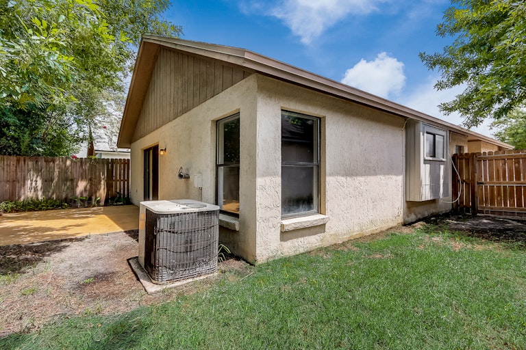 Photo 16 of 32 - 3846 Union Pacific Dr E, Jacksonville, FL 32246