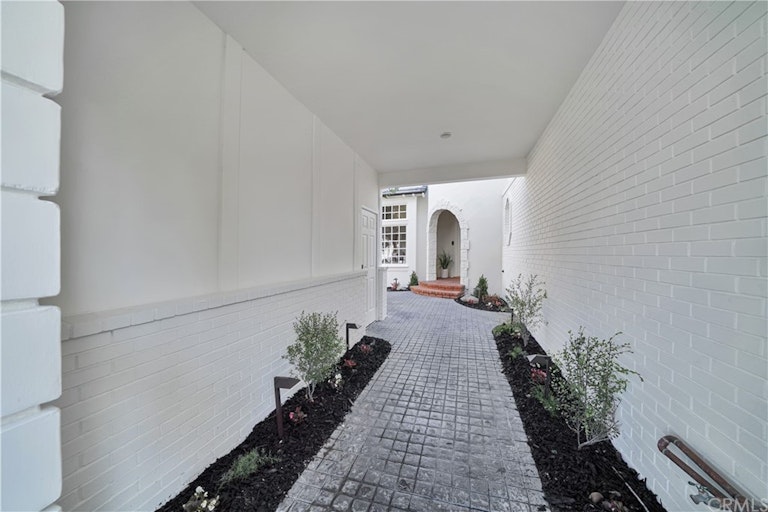 Photo 2 of 47 - 19365 Woodlands Dr, Huntington Beach, CA 92648