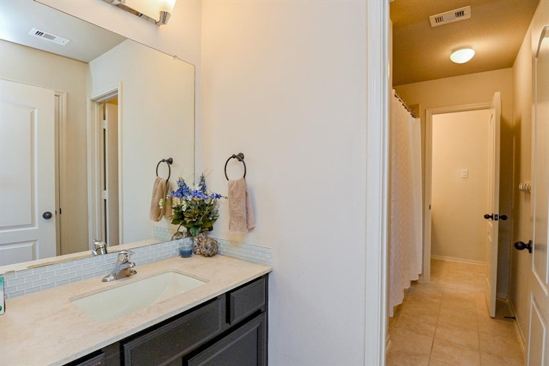 Photo 27 of 44 - 5306 Clear Landing Ct, Rosharon, TX 77583