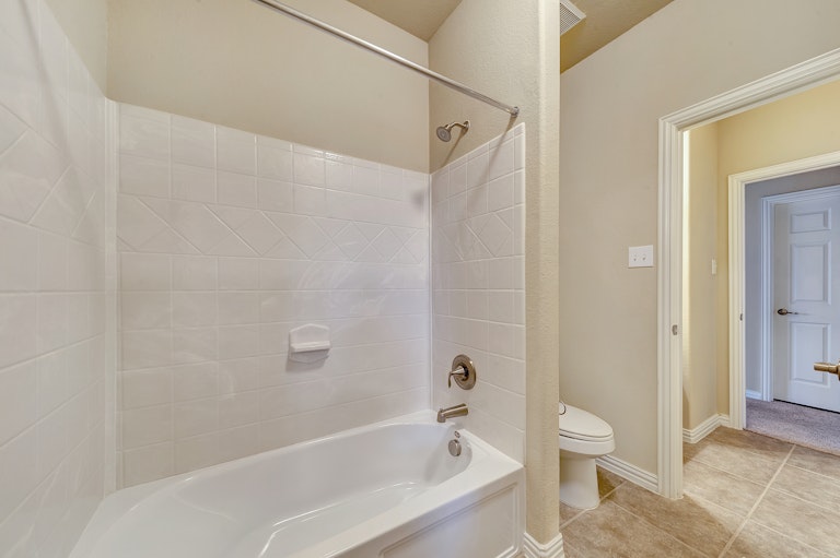 Photo 28 of 31 - 808 W Bend Blvd, Burleson, TX 76028