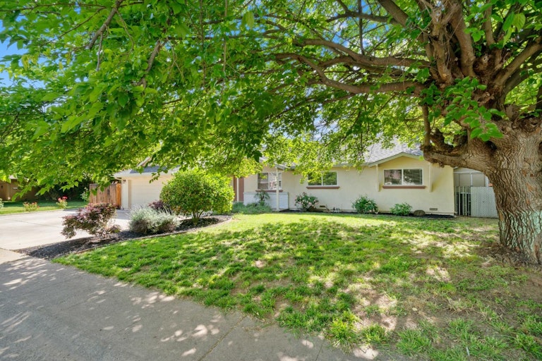 Photo 3 of 42 - 5742 Fairvale Way, Orangevale, CA 95662