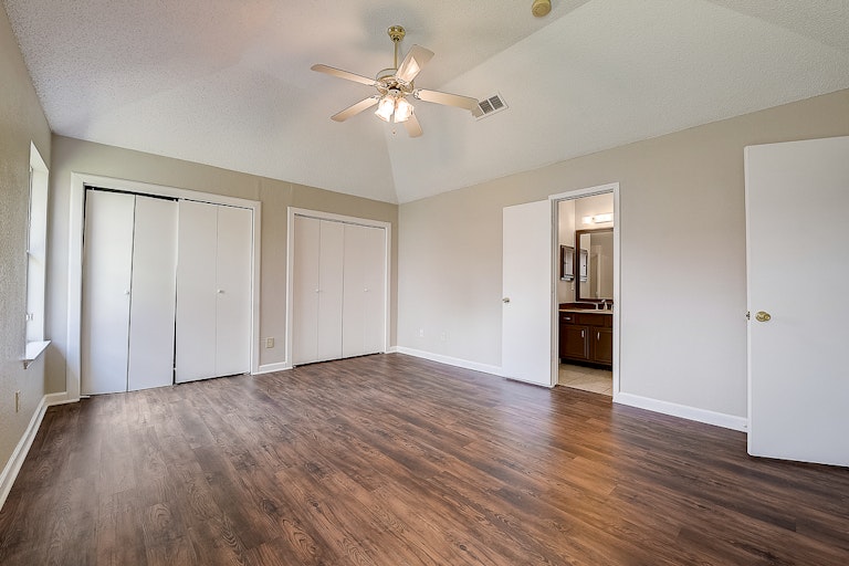 Photo 15 of 37 - 9032 Elbe Trl, Fort Worth, TX 76118