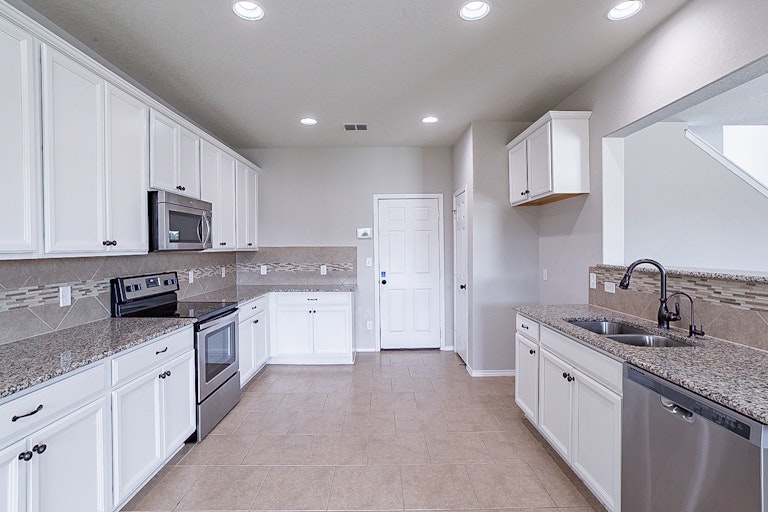 Photo 4 of 21 - 10327 Castello Cyn, San Antonio, TX 78254