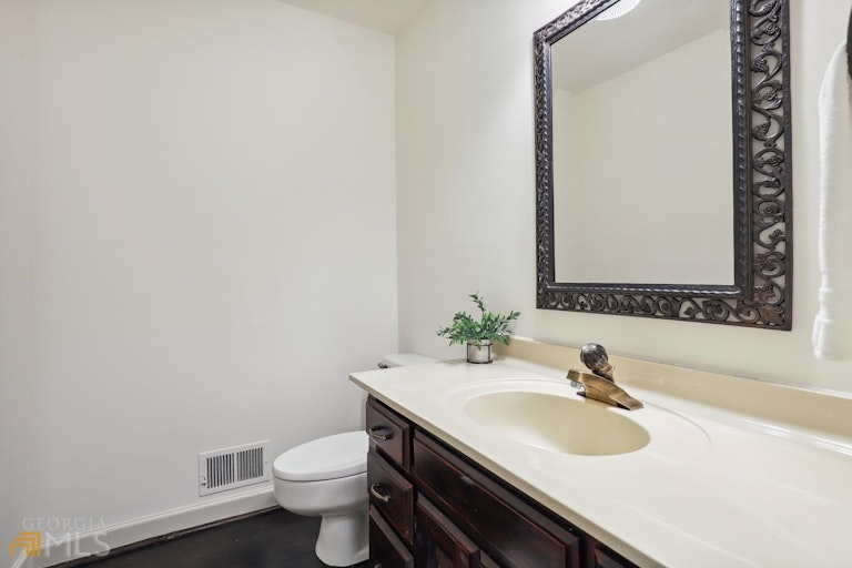 Photo 13 of 41 - 1005 Redstone Ln, Atlanta, GA 30338