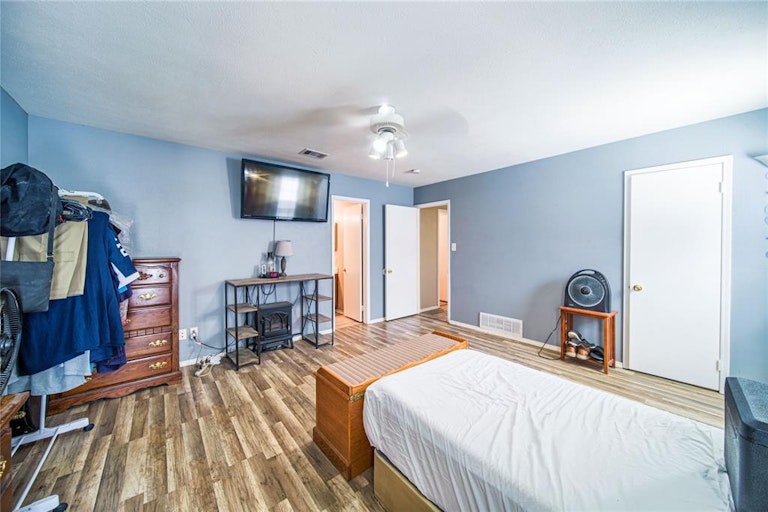 Photo 14 of 31 - 2031 Kenneth Hopper Dr, Mesquite, TX 75149