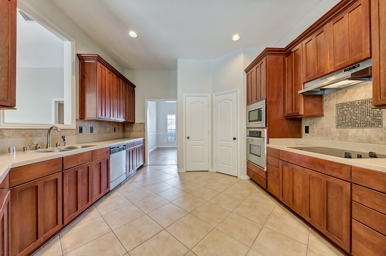 Photo 7 of 32 - 1105 NW Renfro St, Burleson, TX 76028