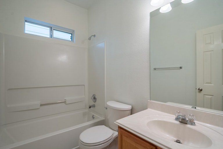 Photo 13 of 22 - 427 Willow Grove Dr, San Antonio, TX 78245