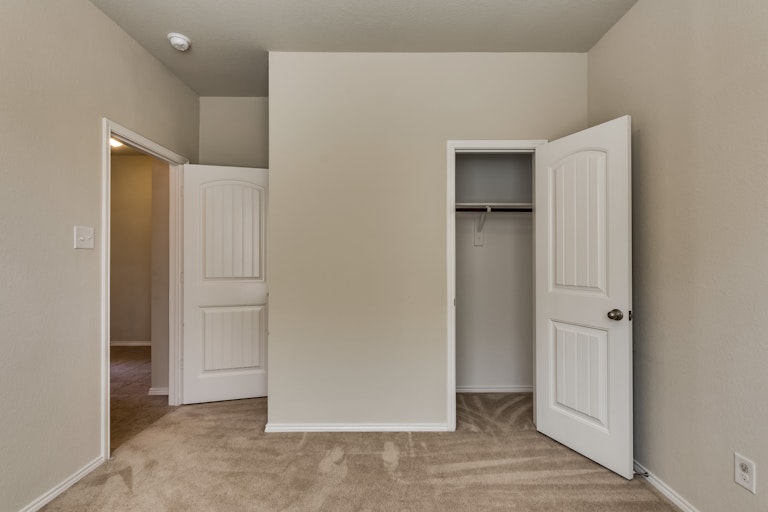 Photo 21 of 33 - 3413 Oceanview Dr, Denton, TX 76208