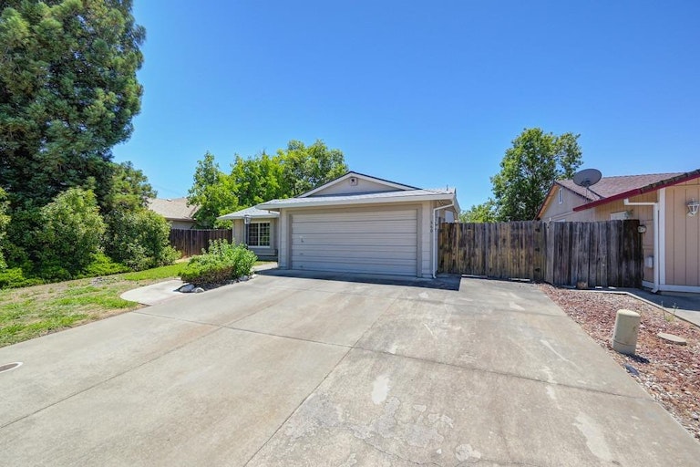 Photo 2 of 37 - 660 Tailwind Dr, Sacramento, CA 95838