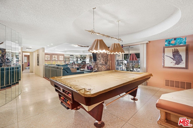 Photo 2 of 23 - 18116 Chardon Cir, Encino, CA 91316