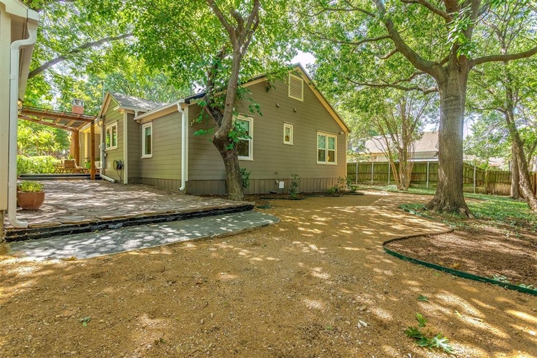 Photo 35 of 38 - 405 N Bradley St, McKinney, TX 75069