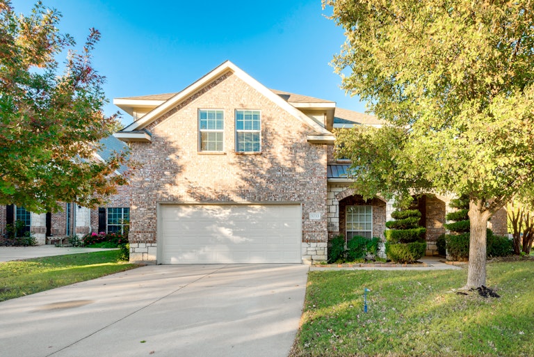 Photo 1 of 29 - 5733 Sugar Maple Dr, Fort Worth, TX 76244