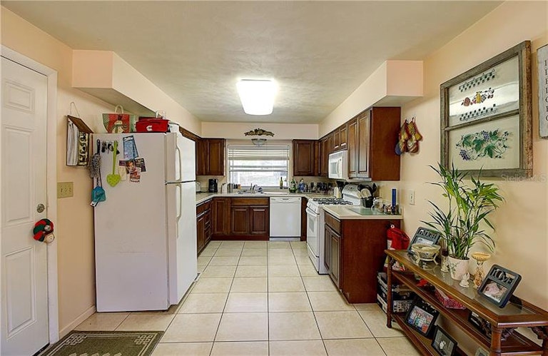 Photo 8 of 19 - 245 E Beach St, Groveland, FL 34736
