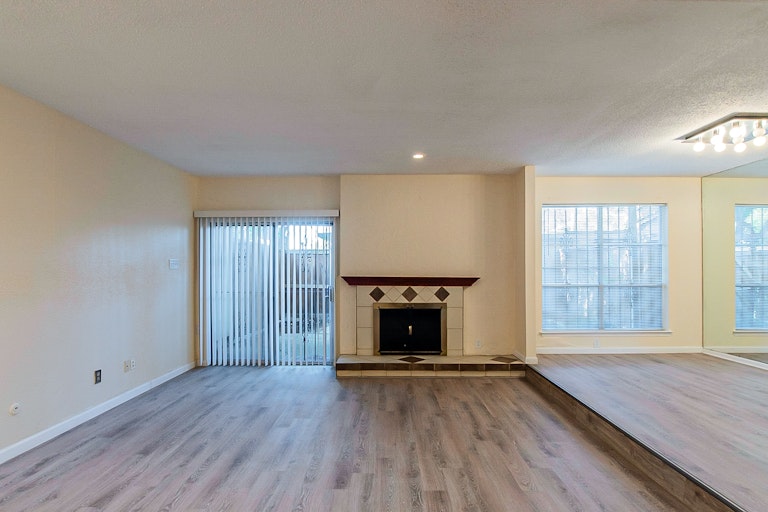 Photo 5 of 25 - 9326 Emberglow Ln, Dallas, TX 75243