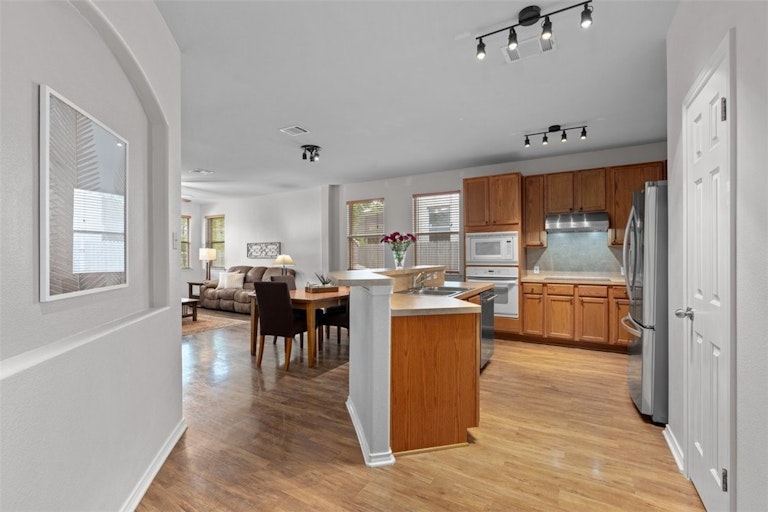 Photo 4 of 37 - 414 Las Colinas Dr, Leander, TX 78641