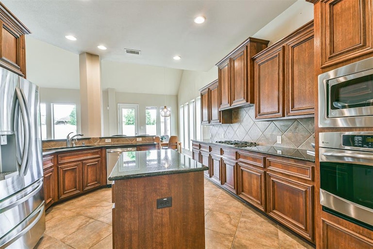 Photo 11 of 26 - 2505 Rockygate Ln, Friendswood, TX 77546