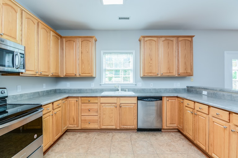 Photo 2 of 21 - 1006 Cantrell Ln, Apex, NC 27502