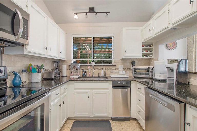 Photo 10 of 32 - 12 Monterey Dr, Roanoke, TX 76262