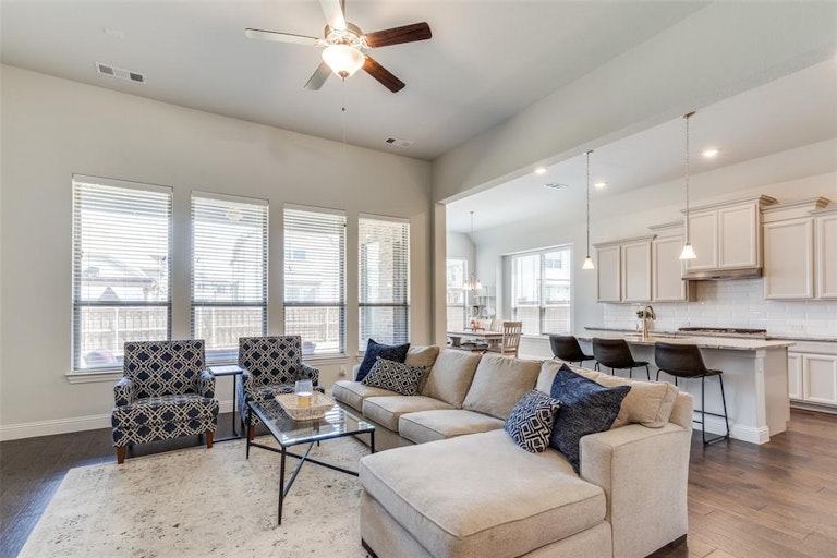 Photo 11 of 33 - 2404 Carrington Dr, Mansfield, TX 76063