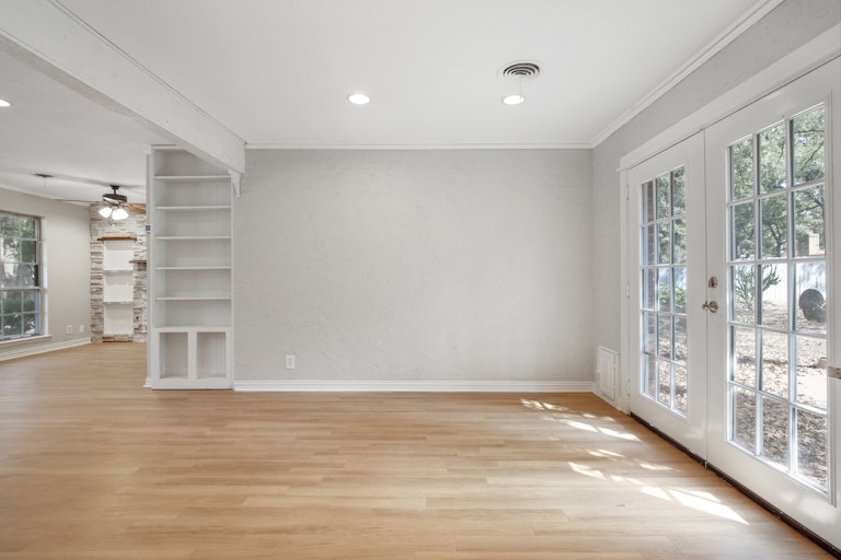Photo 12 of 25 - 1241 King Dr, Bedford, TX 76022