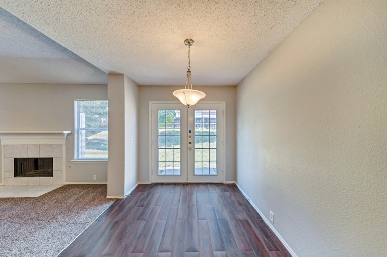 Photo 5 of 23 - 1405 Gilday Dr, Arlington, TX 76002