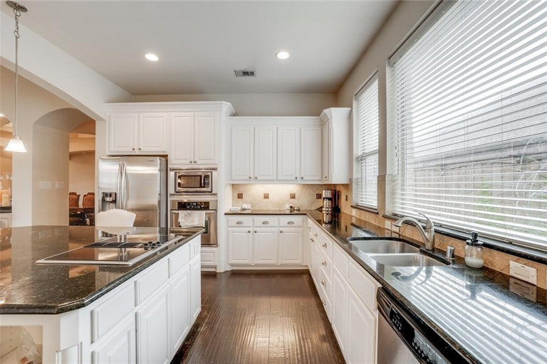 Photo 11 of 33 - 2930 Aerial Dr, Frisco, TX 75033